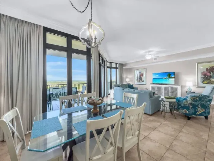 Dining room with seating for 6