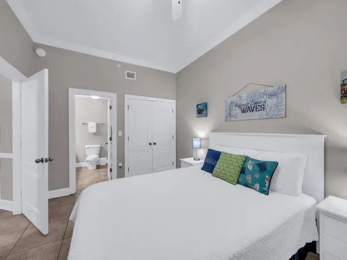 Guest bedroom with ensuite bathroom