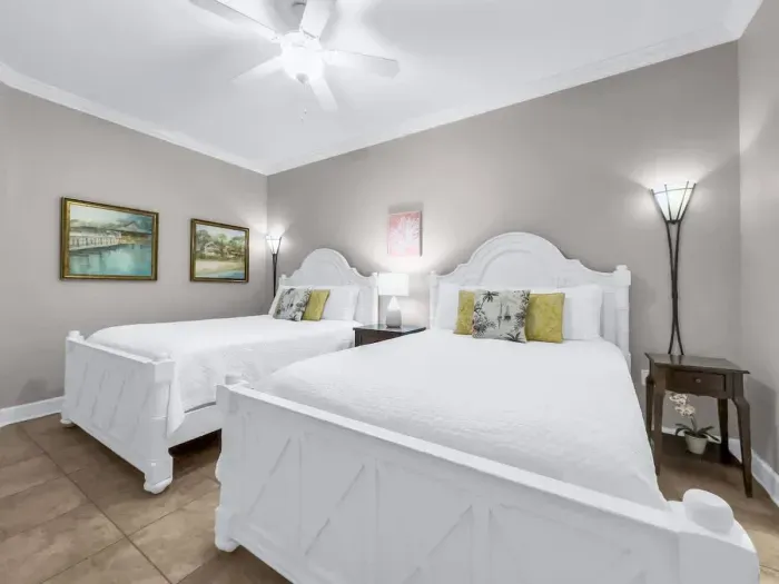 Guest bedroom with 2 Queen beds