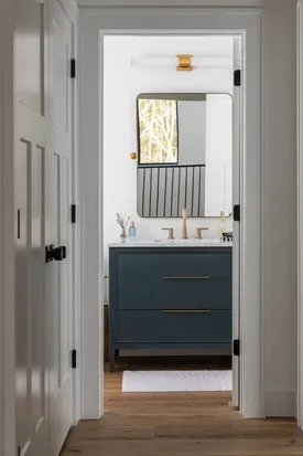 Upstairs Common Bath
