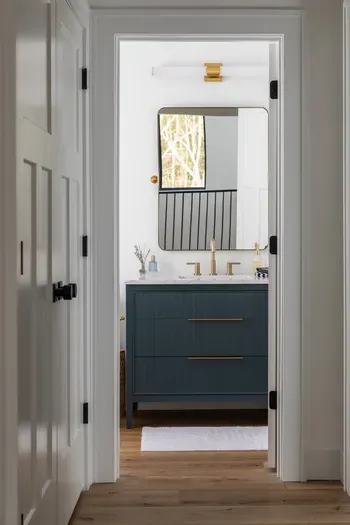Upstairs Common Bath