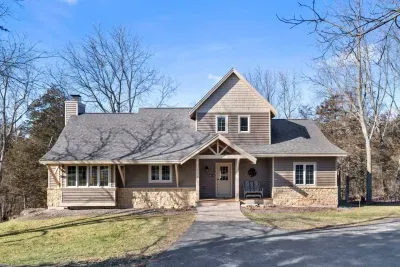 Charming Exterior: Embrace nature's beauty at this stunning retreat! Perfect for adventure seekers.