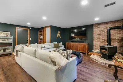 The Wolff Den | Private 10 Acres + Hot Tub & Sauna - image 34 of 64