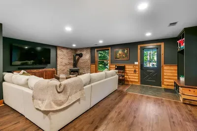 The Wolff Den | Private 10 Acres + Hot Tub & Sauna - image 32 of 64