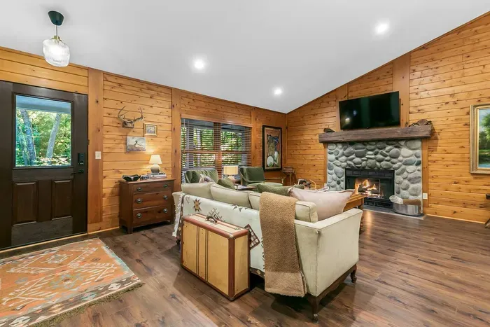 The Wolff Den | Private 10 Acres + Hot Tub & Sauna - image 7 of 64