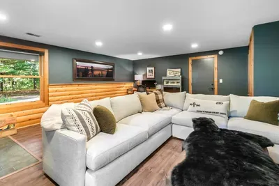 The Wolff Den | Private 10 Acres + Hot Tub & Sauna - image 33 of 64