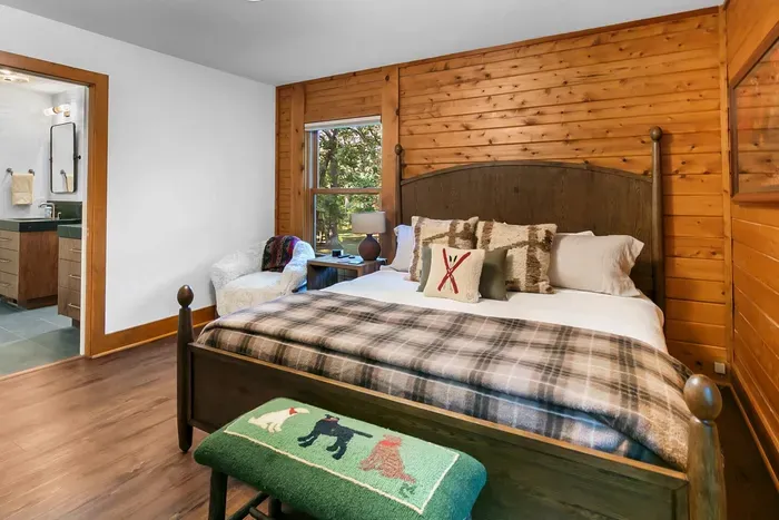 The Wolff Den | Private 10 Acres + Hot Tub & Sauna - image 19 of 64