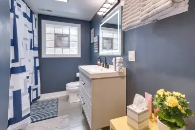 Modern Bathroom: Enjoy natural light and stylish decor for a refreshing start to your day!