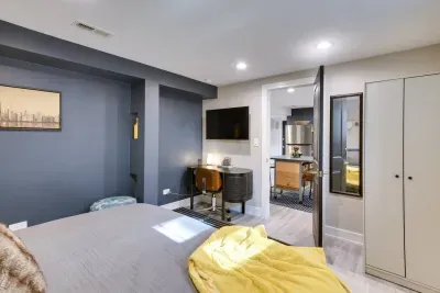 Chic Studio Retreat: Enjoy modern design, comfy workspace, and a touch of urban flair!