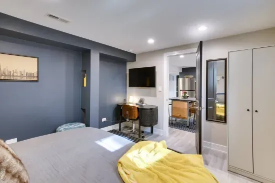 Chic Studio Retreat: Enjoy modern design, comfy workspace, and a touch of urban flair!
