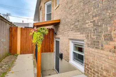 Charming Private Entrance: Step into your retreat adorned with lush greenery and warm wood accents!