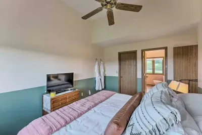 King Bed Suite: Enjoy a spacious retreat with stunning views and plush furnishings for relaxation!