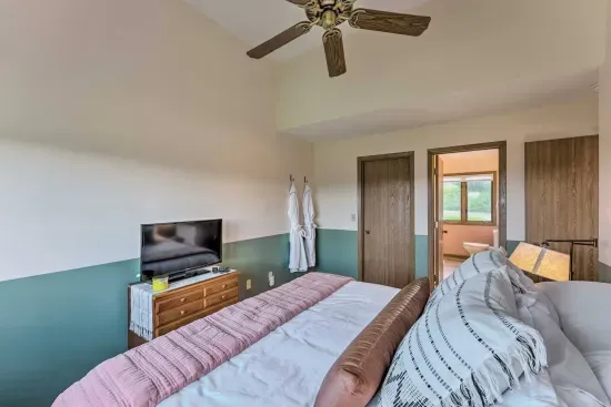 King Bed Suite: Enjoy a spacious retreat with stunning views and plush furnishings for relaxation!