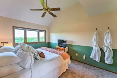 Upper Level King Retreat: Enjoy stunning views and plush bedding in this charming space!