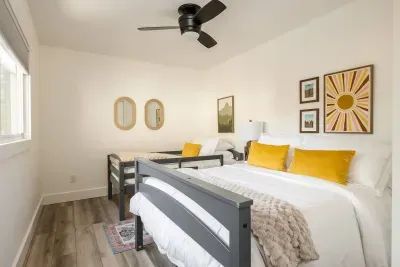 Charming Queen / Twin Room: Bright and airy with modern decor and comfy bedding for sweet dreams!
