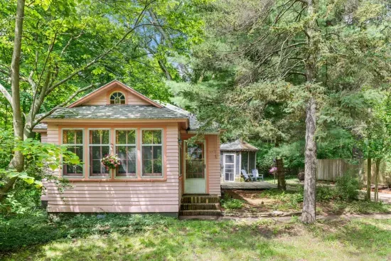 The Pink Lady of The Lake; a charming Glenn cabin!