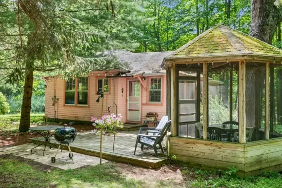 The Pink Lady of The Lake; a charming Glenn cabin!
