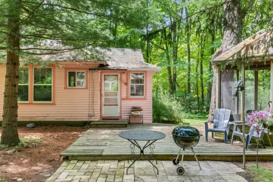 The Pink Lady of The Lake; a charming Glenn cabin!