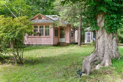 The Pink Lady of The Lake; a charming Glenn cabin! - image 31 of 31