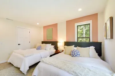 Double Queen Room: Bright and airy retreat with comfy beds and views of nature’s beauty!