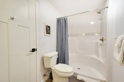 Bathroom Bliss: Modern amenities and stylish decor for your refreshing getaway!