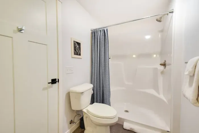 Bathroom Bliss: Modern amenities and stylish decor for your refreshing getaway!