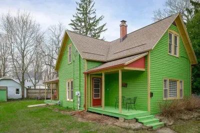 Exterior Retreat: Vibrant green charm with a welcoming porch for sunset relaxation!