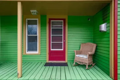 Charming Entryway: Vibrant colors greet you, perfect for a laid-back start to your getaway!