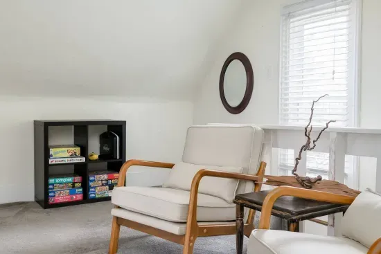 Charming Nook: Enjoy board games and sunlit moments in this inviting relaxation space!