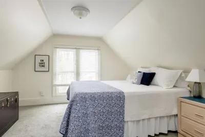 Attic Retreat: Bright room with charming decor and serene lake views awaits your escape!