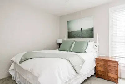 Serene Retreat: Bright room with elegant decor and soft linens perfect for a relaxing getaway!