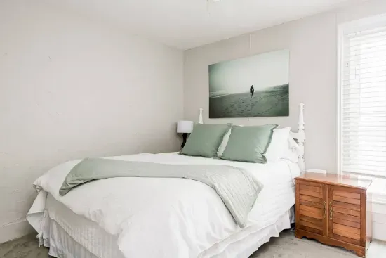 Serene Retreat: Bright room with elegant decor and soft linens perfect for a relaxing getaway!