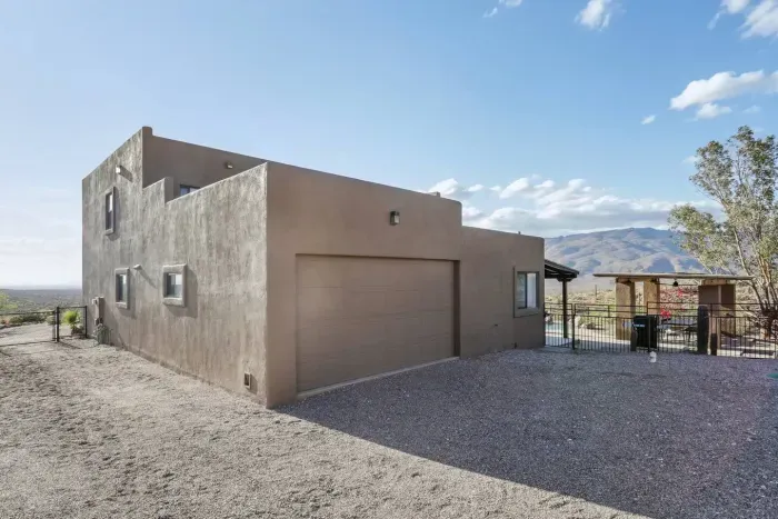 Exterior Haven: Scenic mountain views and desert charm await in this stunning Vail retreat!