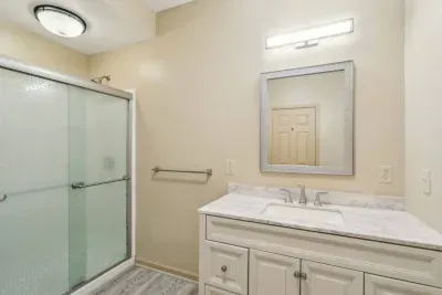 Guest House Bathroom Bliss: Modern fixtures and sleek design ensure a refreshing start to your day!