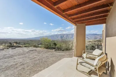 Patio Paradise: Unwind on the terrace with stunning mountain views and desert breeze!