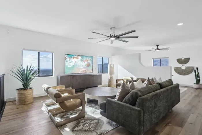 Living Room: Stylish space with mountain views, perfect for relaxing and entertaining!