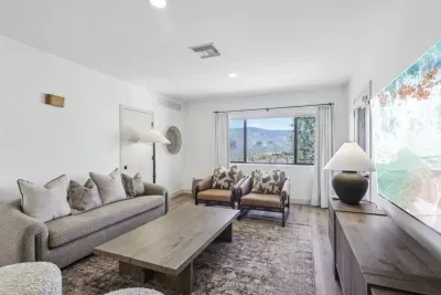 Living Room Oasis: Relax amid stylish decor and stunning mountain views! Perfect for unwinding!