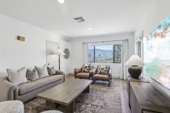 Living Room Oasis: Relax amid stylish decor and stunning mountain views! Perfect for unwinding!
