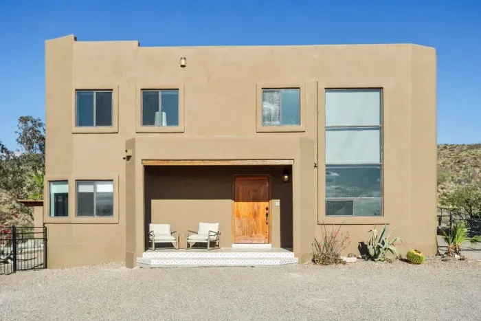 Desert Oasis: Modern adobe exterior with relaxing seating and stunning mountain views!
