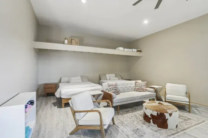 Guest House Retreat: Modern tile shower and serene mountain views for your relaxation.