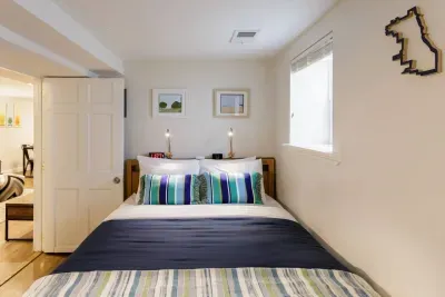 Bedroom, Room, Indoors, Furniture, Bed