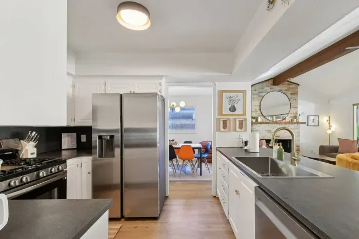 Gourmet Kitchen: Create culinary masterpieces in this stylish, well-equipped kitchen!