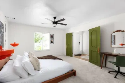 Chic Suite: Bright space with vibrant accents and a comfortable work nook awaits your Austin adventure!