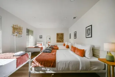 Spacious Family Retreat: Enjoy bright, comfy beds and vibrant decor—perfect for group getaways!