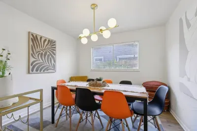 Dining Room: Bright and stylish, perfect for gatherings or delicious meals with friends!