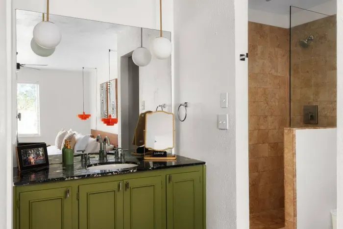 Stylish Bathroom: Modern decor meets vibrant lighting, creating a chic retreat for your stay!