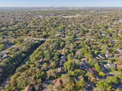 Scenic Views: Enjoy breathtaking cityscapes amid lush greenery from your retreat!