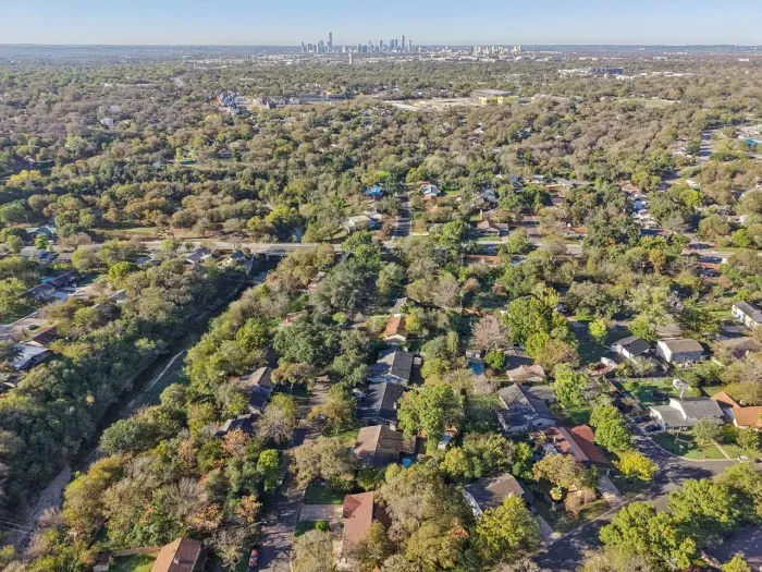 Scenic Views: Enjoy breathtaking cityscapes amid lush greenery from your retreat!