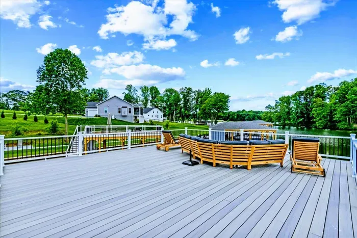 Expansive sun deck – Lounge in luxury with plush teak seating, stunning lake views, and plenty of space to soak up the sun or enjoy a sunset drink at S’more Lake Anna.