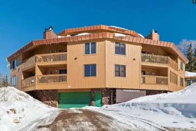 Enjoy the convenience of a dedicated parking space in your garage, along with a private locker for your skis and snowboards.